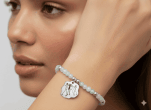 Pulseras colección – medalla natalicio 9 Cuchi puestas